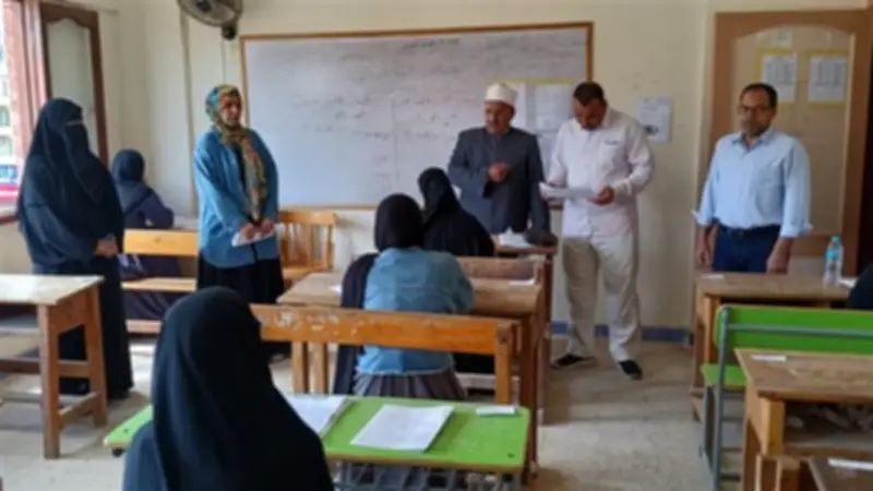 رئيس منطقة الإسماعيلية الأزهرية يتفقد امتحانات صفوف النقل الثانوية