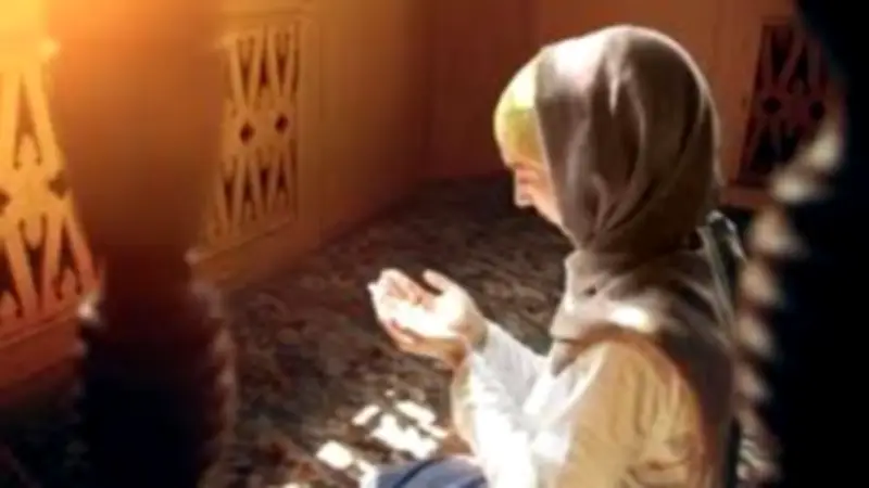 دار الإفتاء المصرية توضح حكم صلاة المرأة بالنقاب: الكراهة لغير حاجة شرعية
