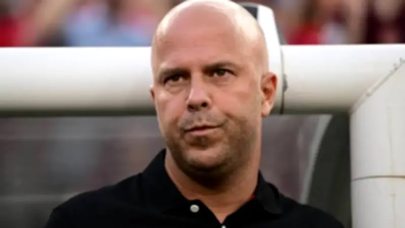 ليفربول يقرر الإبقاء على آرني سلوت رغم التحديات والتراجع في الدوري