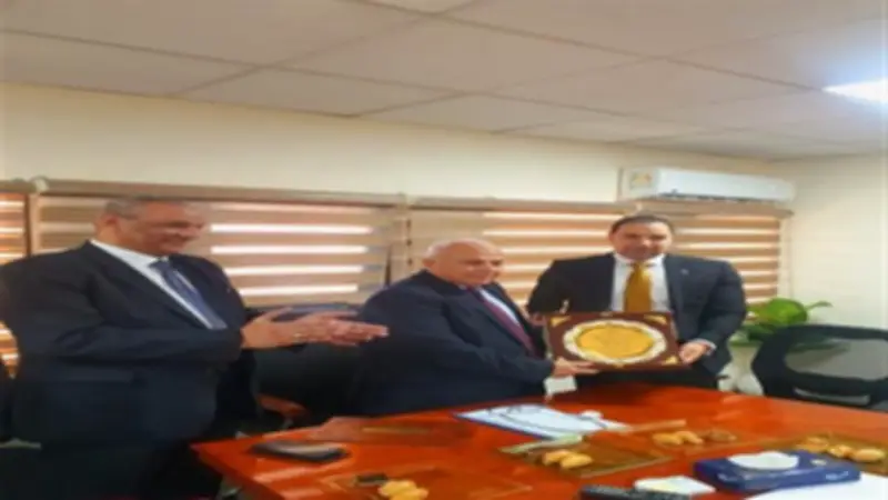 تكريم رئيس قطاع الشؤون المالية في شركة شمال القاهرة لتوزيع الكهرباء لترقيته الجديدة