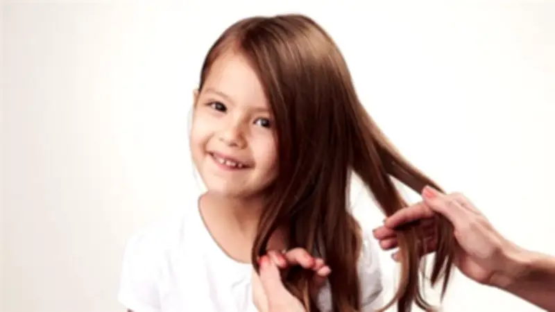 روتين سريع وبسيط للعناية بشعر الأطفال قبل المدرسة: خطوات عملية لتجنب التوتر الصباحي