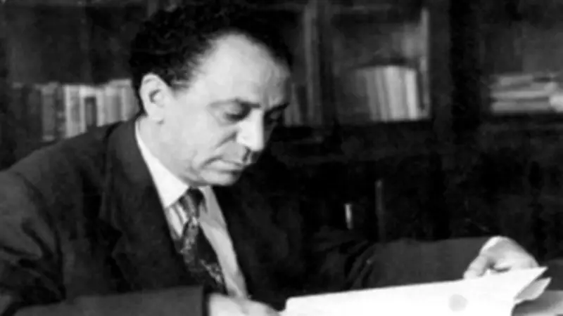 مؤلف كتاب "صانع النجوم" يكشف: خطاب حلمي رفلة المؤلم لأبنائه في كندا يعكس معاناته المالية