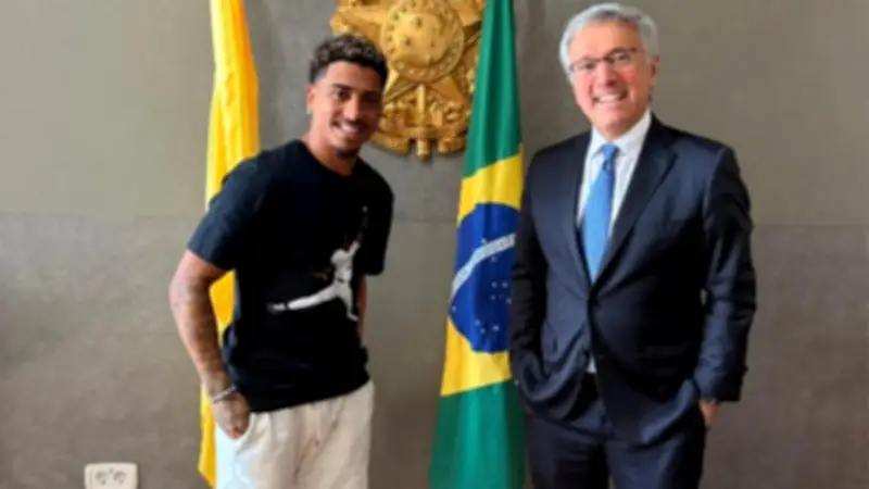 السفير البرازيلي في مصر يستقبل نجم الزمالك خوان بيزيرا لتعزيز العلاقات الثنائية