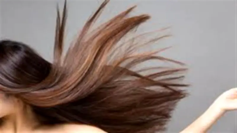 وداعًا للشعر الصحي.. عادة ليلية بسيطة تدمر خصلات شعرك خلال النوم