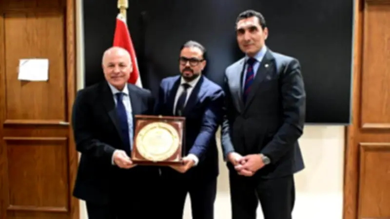 شباب النواب يكرم أبو ريدة والتوأم حسن.. واتحاد الكرة يهدي تيشرت المنتخب الوطني