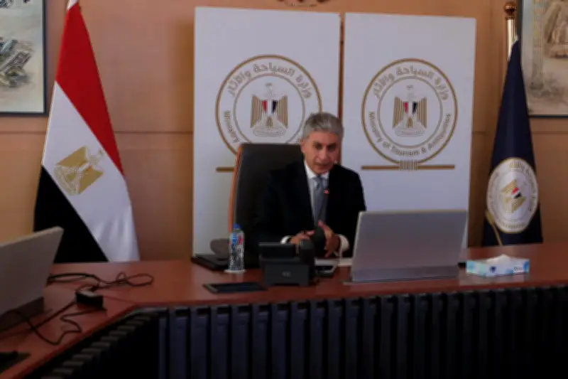 وزير السياحة والآثار يلتقي كوادر القيادة التنفيذية لتعزيز الاستثمار في العنصر البشري