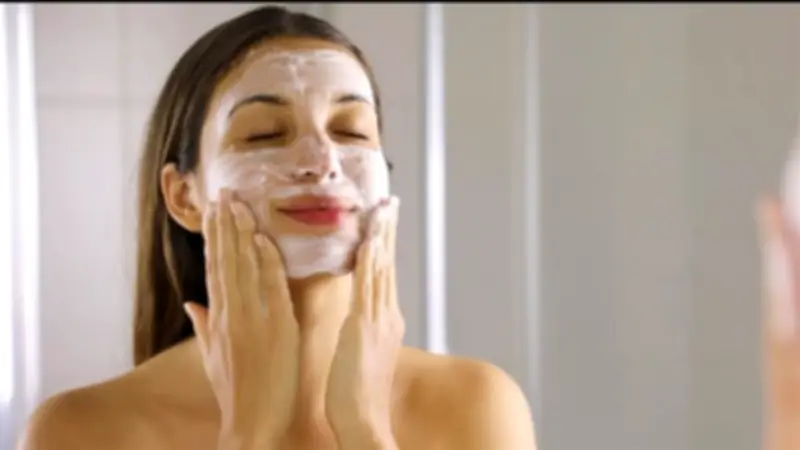 روتين صباحي سريع للحفاظ على صحة البشرة في أيام الحر المفاجئ