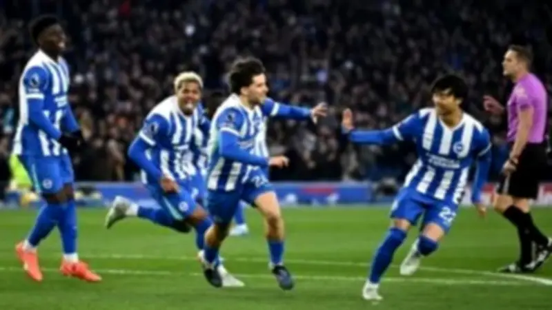 برايتون يهزم تشيلسي بثلاثية ويُعقّد سباق التأهل الأوروبي في البريميرليج