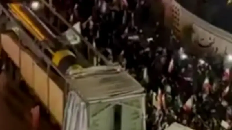 استعراض صواريخ إيرانية في طهران ردا على قرار ترامب بتمديد الهدنة