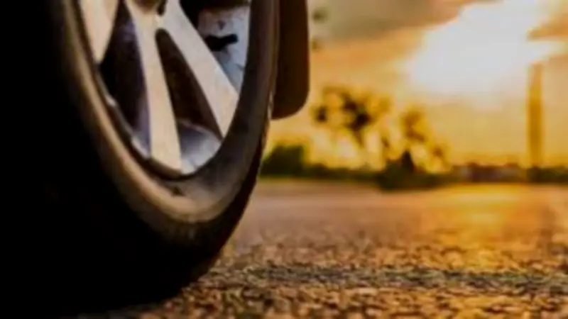 نصائح أساسية لسلامة الإطارات أثناء القيادة في فصل الصيف الحار
