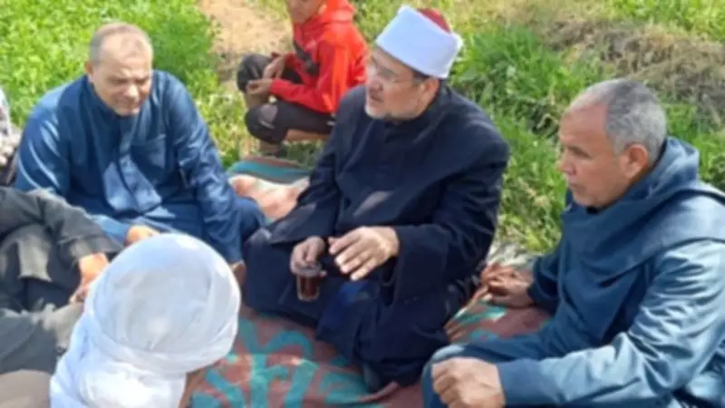 وزير الأوقاف السابق يوثق لحظة صفاء في قريته ببني سويف وسط الطبيعة والأهل