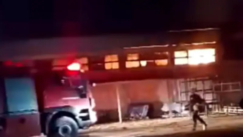 فصل التيار الكهربائي عن منطقة حريق مصنع الأثاث بدمياط لحين انتهاء أعمال التبريد