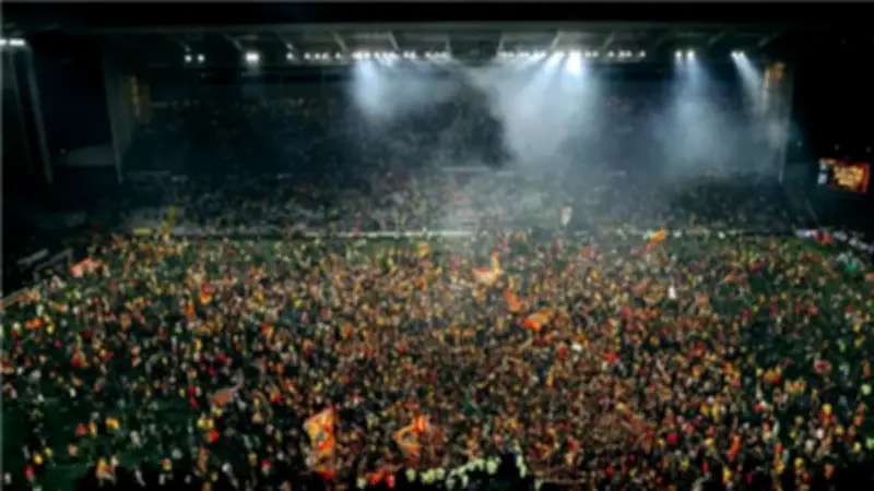 جماهير لانس تجتاح الملعب احتفالاً بتأهل الفريق لنهائي كأس فرنسا بعد فوز كبير