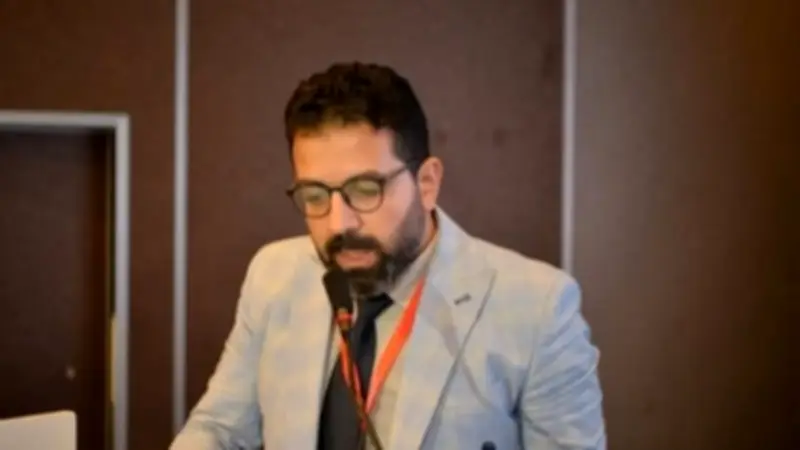 طبيب يرد بحزم على مزاعم "الشفاء بالنظام الغذائي" بعد ذكر اسمه في حالة مريضة أورام