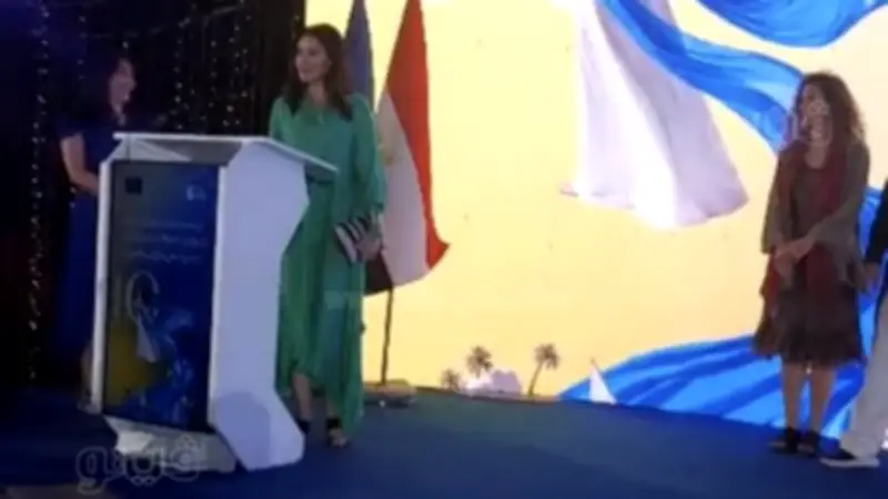 أروى جودة تعتذر بخفة دم عن تأخرها في احتفالية الاتحاد الأوروبي بمهرجان سينما المرأة بأسوان