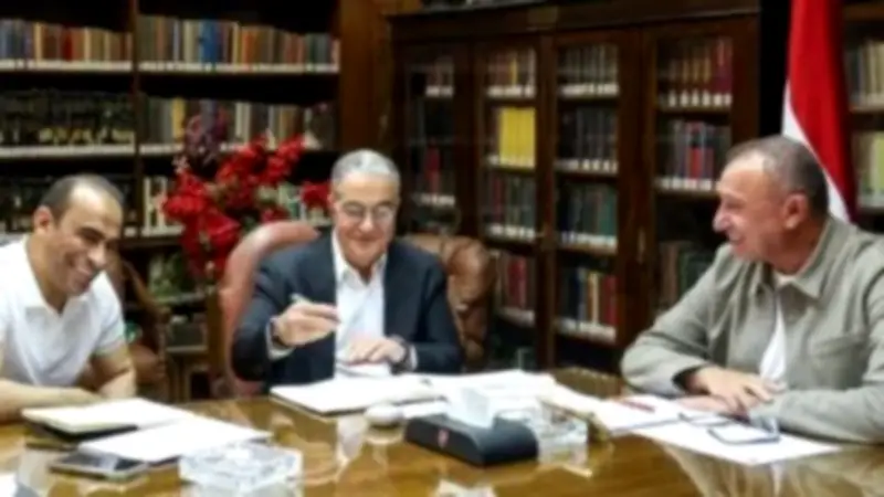 اجتماع محمود الخطيب مع ياسين منصور وعبدالحفيظ في النادي الأهلي لمناقشة ملفات كرة القدم