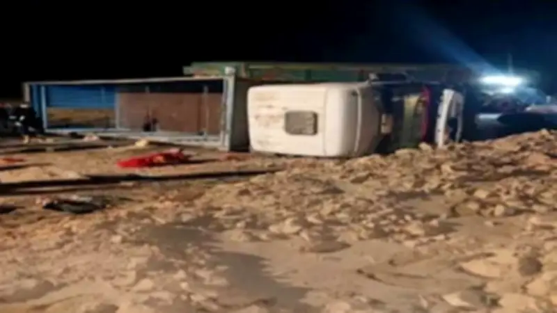 مصرع شاب وإصابة آخر في حادث انقلاب سيارة نقل ثقيل على طريق الصحراوي الغربي بأسيوط