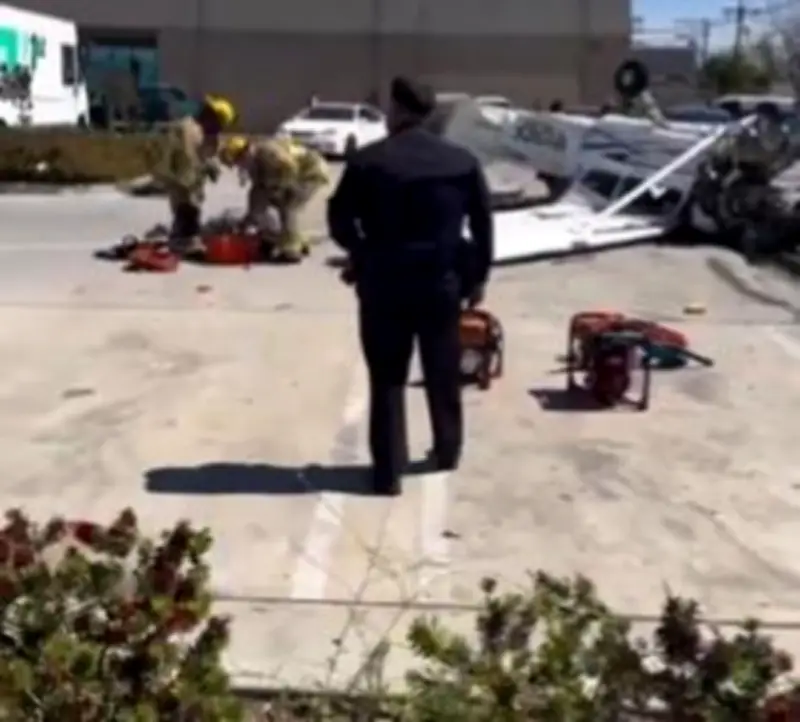 تحطم طائرة في موقف سيارات بكاليفورنيا ونجاة الطيار بأعجوبة
