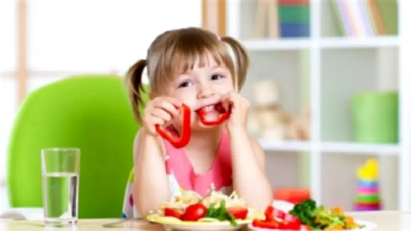 أخطاء شائعة في تغذية الأبناء: عادات يومية تضر بصحتهم