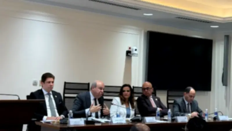 وزير الطيران: تعميم إلغاء كارت الجوازات الورقي في جميع المطارات المصرية قريبًا