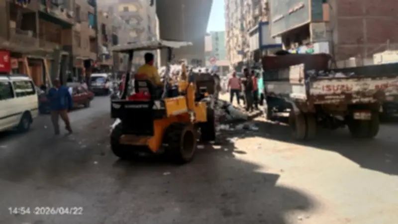 محافظ الجيزة يقود حملة لإزالة موقف عشوائي للسرفيس ورفع المخلفات في إمبابة