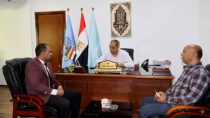 رئيس مدينة الغردقة يستمع لمطالب المواطنين ويوجه بدراستها وتنفيذها فورًا