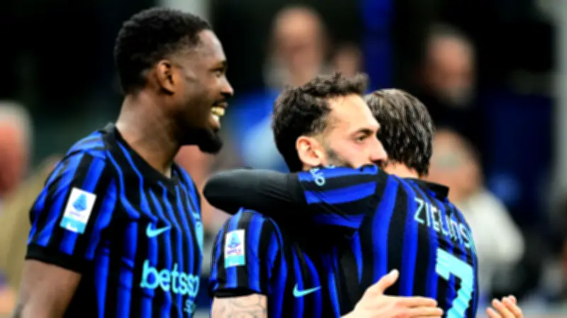 إنتر ميلان يحسم مستقبل هاكان تشالهان أوغلو ويستمر معه الموسم المقبل