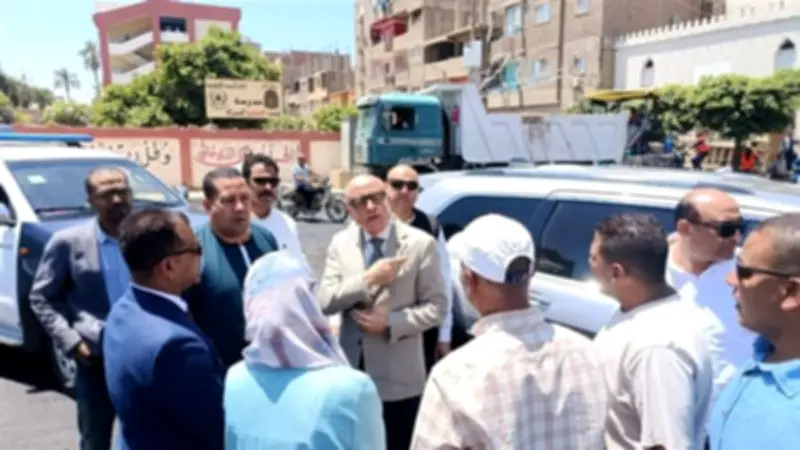 محافظ الأقصر يتفقد مشروعات تطويرية في أرمنت ويوجه بإنشاء ملعب خماسي