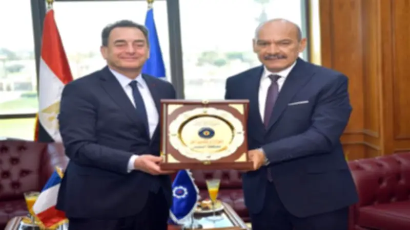 محافظ السويس يبحث مع السفير الفرنسي سبل تعزيز الاستثمار والتعاون المشترك