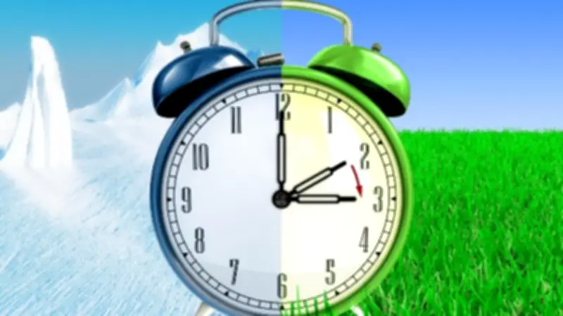 تغيير الساعة ليلة الجمعة: تنبيهات عاجلة للمسافرين بالقطارات والطائرات