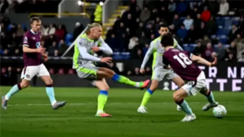 مانشستر سيتي يتصدر الدوري الإنجليزي بفوز صعب على بيرنلي بهدف هالاند