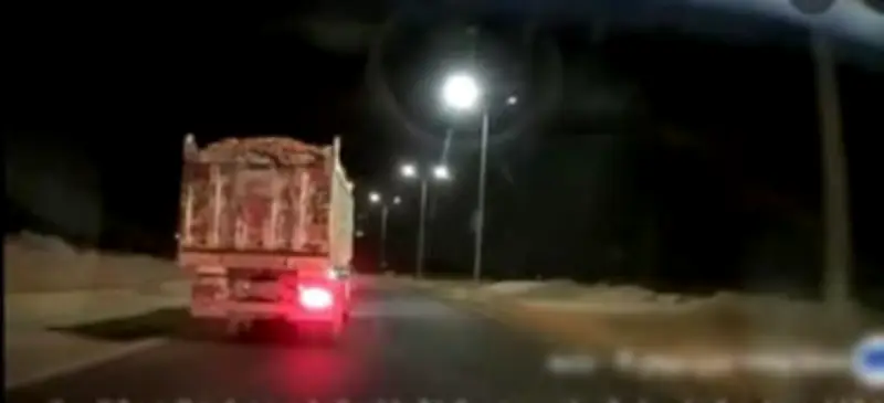 أحجار تتطاير على طريق سريع بسوهاج: سائق نقل يعرض حياة المواطنين للخطر