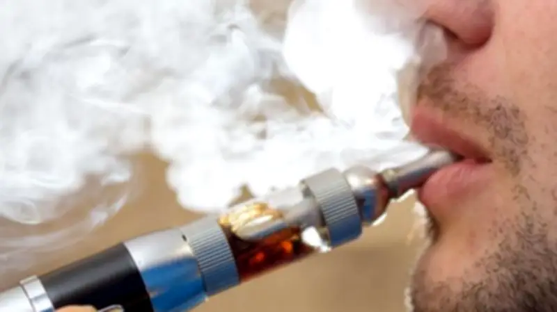 خبير صدرى يحذر: السجائر الإلكترونية "الفيب" كارثة صحية تؤدى لفشل تنفسى