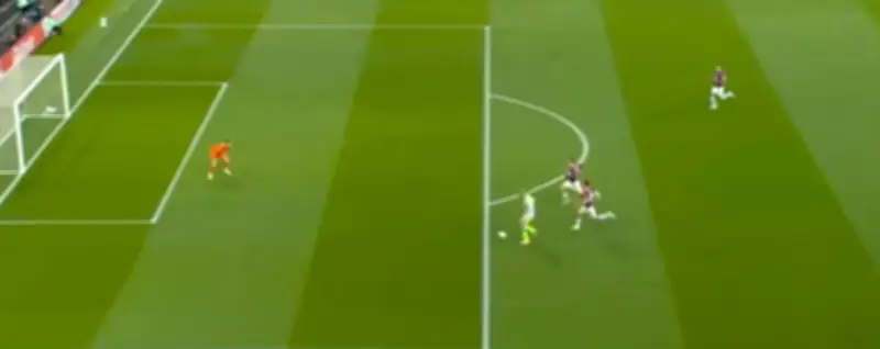 بيرنلي يهزم مان سيتي بهدفين نظيفين في غياب عمر مرموش