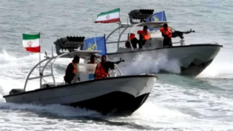بحرية الحرس الثوري الإيراني تنشر لقطات للسيطرة على سفينتي حاويات في مضيق هرمز