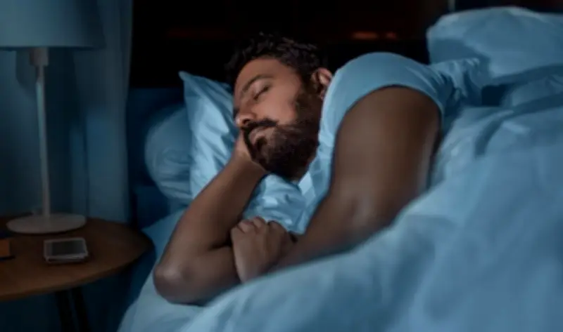 إذا كنت تعاني من الأرق.. تعرف على أفضل الأطعمة والمشروبات لتحسين جودة النوم ليلاً