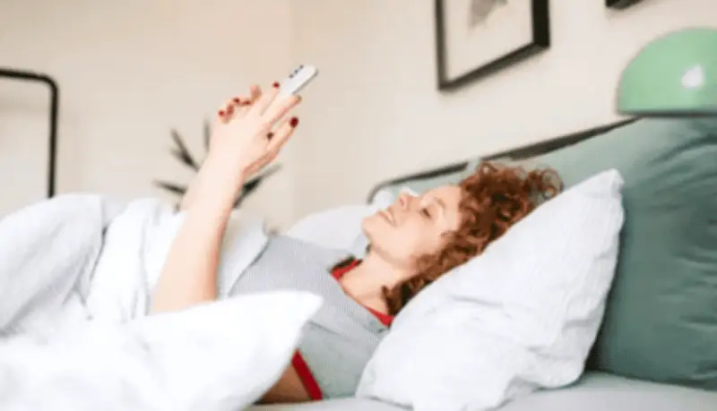 عادات صباحية خطيرة: أضرار استخدام الهاتف عند الاستيقاظ من النوم