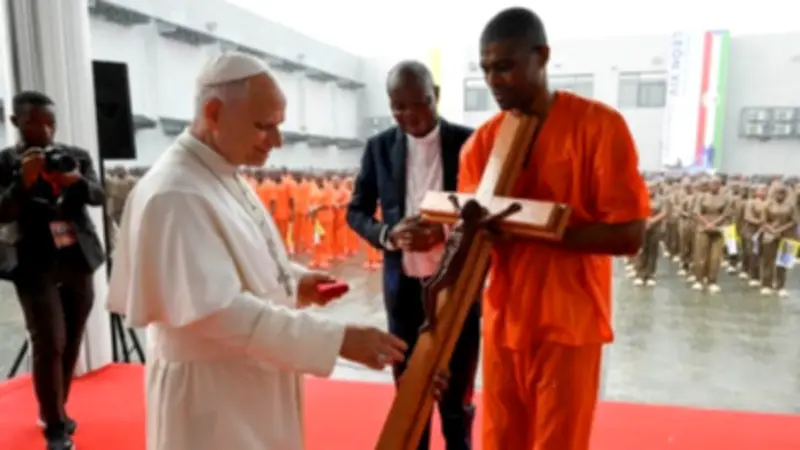 البابا لاون الرابع عشر يزور سجنًا في غينيا الاستوائية: العدالة يجب أن تحمي كرامة الإنسان