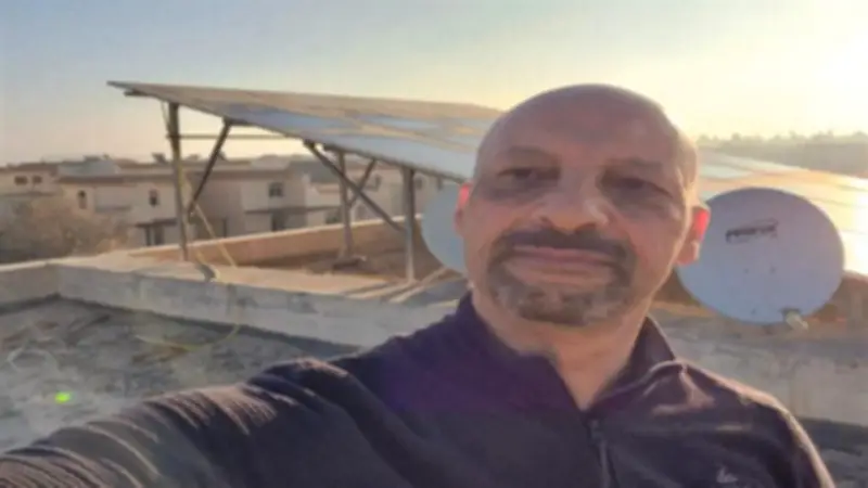 وداعاً لفاتورة الكهرباء التقليدية.. مواطن يحول سطح منزله إلى محطة طاقة شمسية مربحة