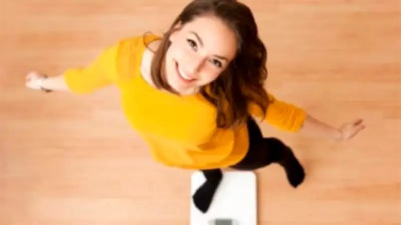 ثبات الوزن رغم اتساع الملابس.. خبير يوضح السر في فقدان الدهون وزيادة العضلات