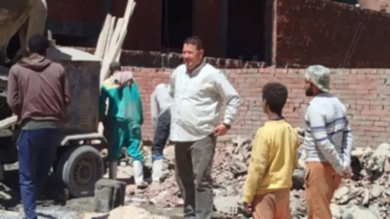 إيقاف بناء مخالف ومصادرة خلاطة أسمنت بحي شمال الغردقة