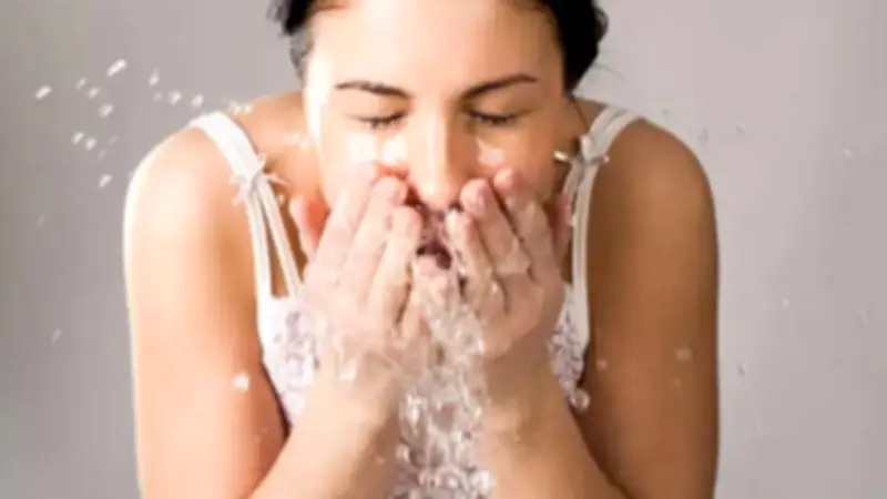 تحذير من الإفراط في غسل الوجه صيفاً.. ما السبب؟