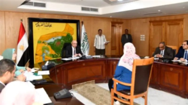 محافظ الفيوم يوجه بتوفير الحماية الاجتماعية للأسر الفقيرة خلال لقاء خدمة المواطنين