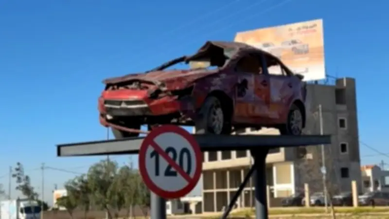 الأردن يستخدم "الصدمة البصرية" بعرض سيارات محطمة على الطرق للحد من الحوادث