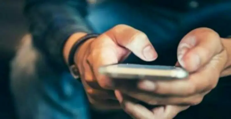 كيفية تعديل الساعة يدويًا على هاتفك بسهولة