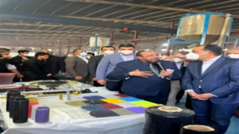 مدبولي يجري حوارًا وديًا مع عاملة في مصنع زجاج بالمنطقة الاقتصادية