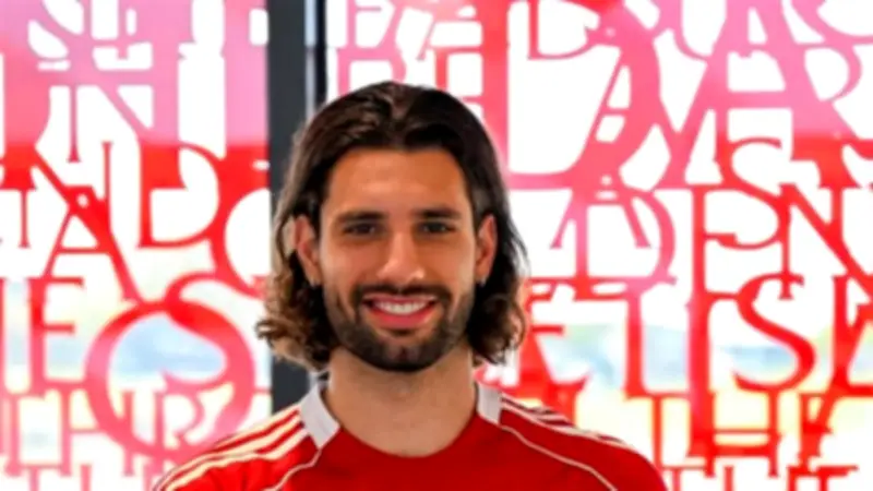 سوبوسلاي يفوز بجائزة أفضل لاعب في ليفربول لشهر مارس متفوقاً على صلاح