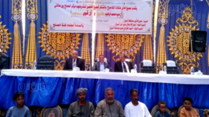 محافظ أسوان يشهد مراسم صلح بين عائلتين بكوم أمبو