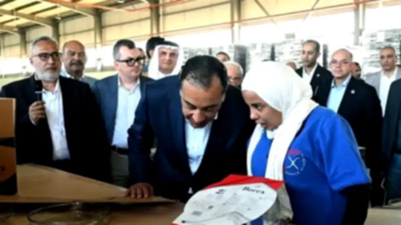 رئيس الوزراء يفتتح مصنع بوريكس للزجاج في السخنة الصناعية