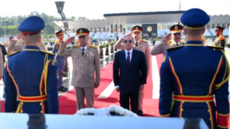 الرئيس السيسي يضع إكليلا من الزهور على النصب التذكاري لشهداء القوات المسلحة وقبر السادات